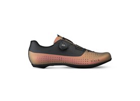Tretry Fizik TEMPO OVERCURVE R4 IREDESCENT COPPER - BLACK (TPR4OIR1K8310), 36 EU Tretry Fizik TEMPO OVERCURVE R4 IREDESCENT COPPER - BLACK (TPR4OIR1K8310), 36 EU